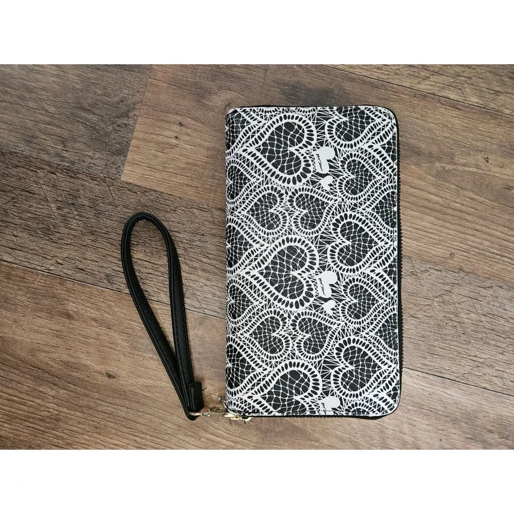 Betsey Johnson Black White Lace Heart Print Wristlet Wallet Gold Hardware Zip